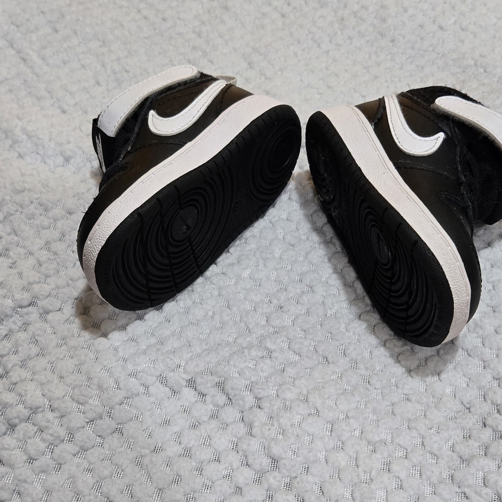 Nike Kids Black and White Sneakers - Picture 3 of 3